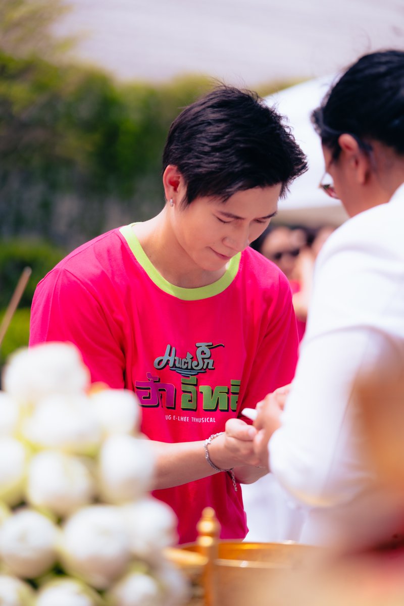 HUGELHEESeries's tweet photo. ภาพบรรยากาศงาน พิธีบวงสรวงมนต์รักฮักอีหลี HUG E-LHEE : Somtum Rhapsody 🌶️

ขอบคุณพี่น้องซุคนหลาย ๆ เด้อครับ ที่ส่งแฮงใจมาให้เหล่านักแสดงและทีมงานในงานบวงสรวงมื้อนี้ ~ 🥺🙏🏻

ฝากซุคนถ่าติดตามเบิ่งซีรีส์ “มนต์รักฮักอีหลี HUG E-LHEE : Somtum Rhapsody 🌶️” นำกันหลาย ๆ เด้อ ✨

Hug E Lhee Worship
#บวงสรวงมนต์รักฮักอีหลี