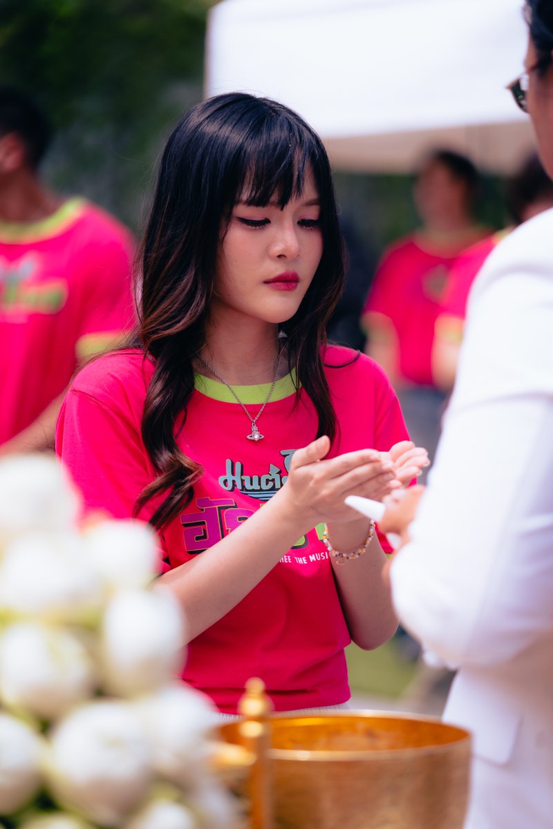 HUGELHEESeries's tweet photo. ภาพบรรยากาศงาน พิธีบวงสรวงมนต์รักฮักอีหลี HUG E-LHEE : Somtum Rhapsody 🌶️

ขอบคุณพี่น้องซุคนหลาย ๆ เด้อครับ ที่ส่งแฮงใจมาให้เหล่านักแสดงและทีมงานในงานบวงสรวงมื้อนี้ ~ 🥺🙏🏻

ฝากซุคนถ่าติดตามเบิ่งซีรีส์ “มนต์รักฮักอีหลี HUG E-LHEE : Somtum Rhapsody 🌶️” นำกันหลาย ๆ เด้อ ✨

Hug E Lhee Worship
#บวงสรวงมนต์รักฮักอีหลี