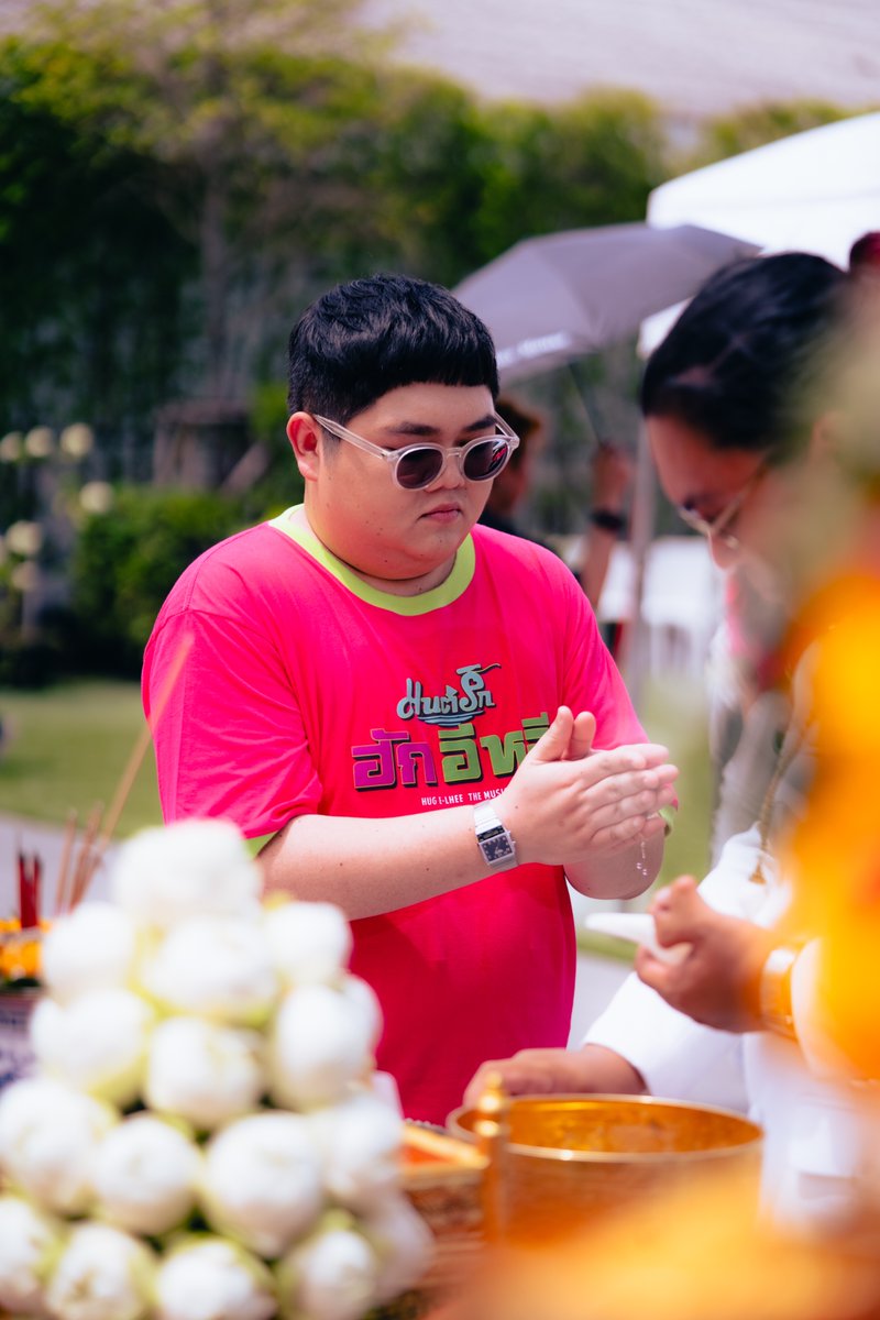 HUGELHEESeries's tweet photo. ภาพบรรยากาศงาน พิธีบวงสรวงมนต์รักฮักอีหลี HUG E-LHEE : Somtum Rhapsody 🌶️

ขอบคุณพี่น้องซุคนหลาย ๆ เด้อครับ ที่ส่งแฮงใจมาให้เหล่านักแสดงและทีมงานในงานบวงสรวงมื้อนี้ ~ 🥺🙏🏻

ฝากซุคนถ่าติดตามเบิ่งซีรีส์ “มนต์รักฮักอีหลี HUG E-LHEE : Somtum Rhapsody 🌶️” นำกันหลาย ๆ เด้อ ✨

Hug E Lhee Worship
#บวงสรวงมนต์รักฮักอีหลี