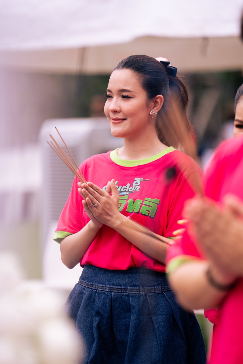 HUGELHEESeries's tweet photo. ภาพบรรยากาศงาน พิธีบวงสรวงมนต์รักฮักอีหลี HUG E-LHEE : Somtum Rhapsody 🌶️

ขอบคุณพี่น้องซุคนหลาย ๆ เด้อครับ ที่ส่งแฮงใจมาให้เหล่านักแสดงและทีมงานในงานบวงสรวงมื้อนี้ ~ 🥺🙏🏻

ฝากซุคนถ่าติดตามเบิ่งซีรีส์ “มนต์รักฮักอีหลี HUG E-LHEE : Somtum Rhapsody 🌶️” นำกันหลาย ๆ เด้อ ✨

Hug E Lhee Worship
#บวงสรวงมนต์รักฮักอีหลี