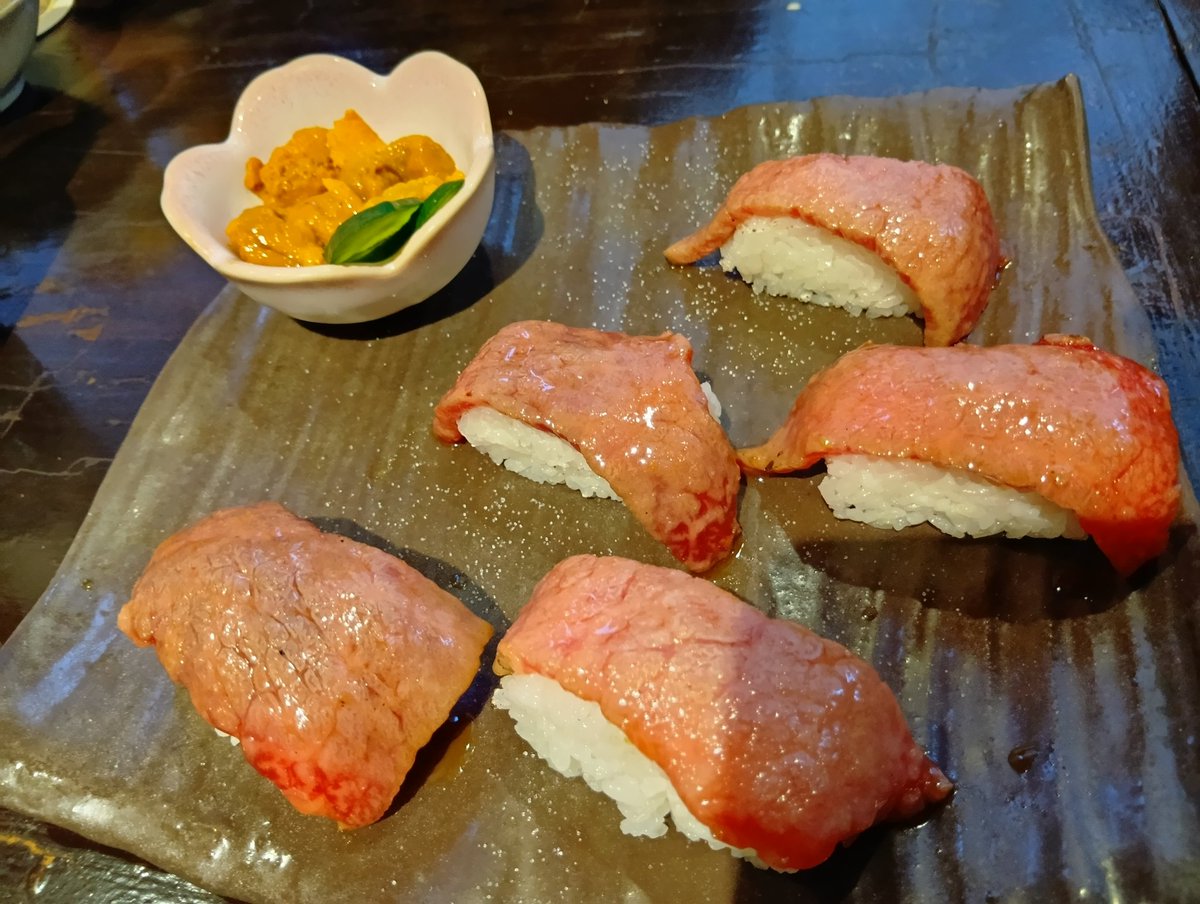 rishara_DQX's tweet photo. ボーナスほくほくで会社の仲間達とおセレブな居酒屋さんで飲み飲みｳｪｰｲ
ウニにキャビアに肉寿司めっちゃ美味かよー！！！

会計の半分以上は先輩達に払って頂きましたが……ｱｻﾞｰｽ!(´▽ `)ﾉ

夏休みも目前だし今月は飲みのお誘い多くて嬉しい https://t.co/XfS6VF1tbB