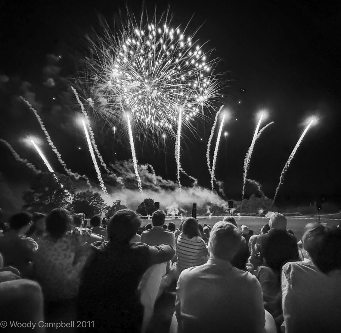 Woody_Campbell's tweet photo. Looking back to fireworks last year in Bridgewater Conneciticut. Day 5,744 of one photograph every day for the rest of my life.
#BlackAndWhite #BNW #Photo #Monochrome #DailyPhoto
#Leica #M11M #Monochrom
#fireworks #FourthOfJuly #BridgewaterCT
#LitchfieldCounty #CT https://t.co/GGTIRoQNrq