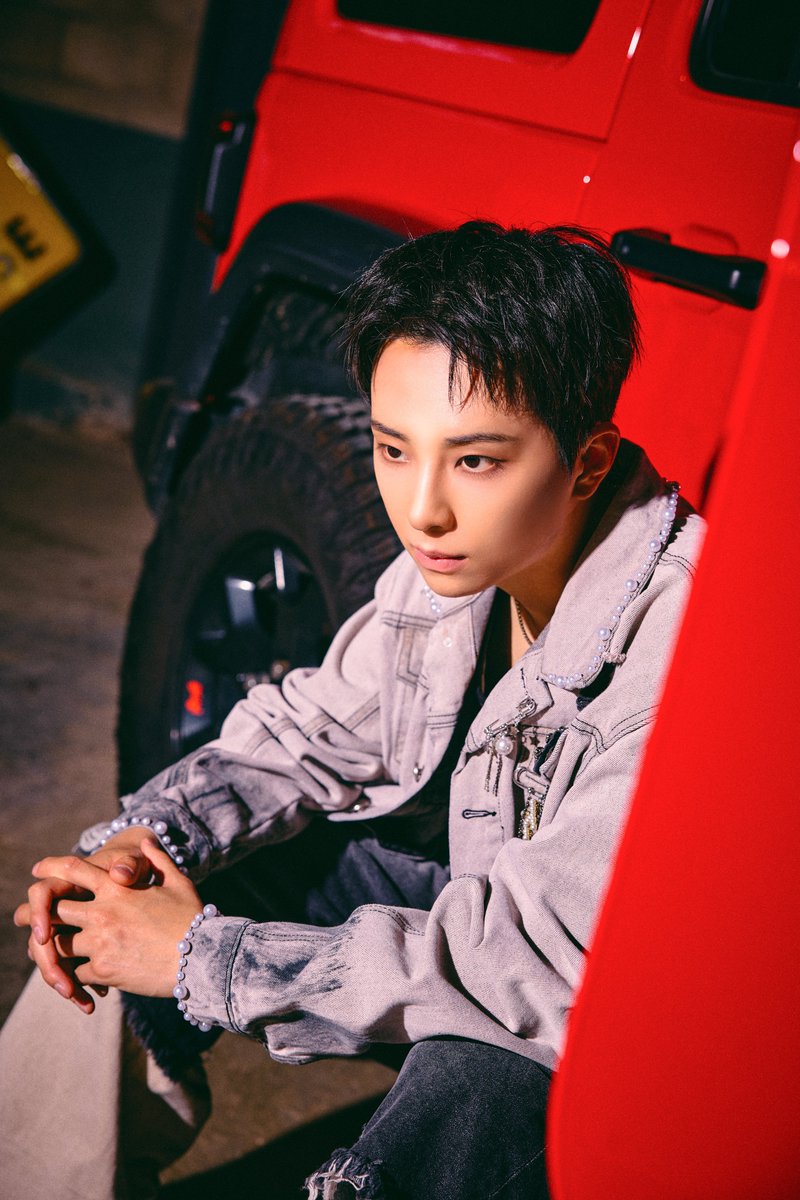 UpdateKBoys's tweet photo. UM ARRASO! O Kim Sihun divulgou fotos conceituais para o lançamento do seu 4º single digital que sairá no dia 23 de julho.
#김시훈 #KIMSIHUN #金施勲 #キムシフン
#Dizzy_State https://t.co/7eaxe4NGNi