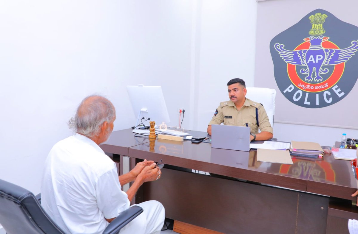 Palnadu_Police's tweet photo. PGRS ద్వారా ప్రజల సమస్యలకు సత్వర పరిష్కారం అందించడం, పారదర్శక పోలీసింగ్కు పల్నాడు జిల్లా పోలీస్ కట్టుబడి ఉంది.
#PalnaduPolice #PGRS #PublicGrievance #CitizenFirst #PeopleFriendlyPolice https://t.co/n4cPJXgOP2