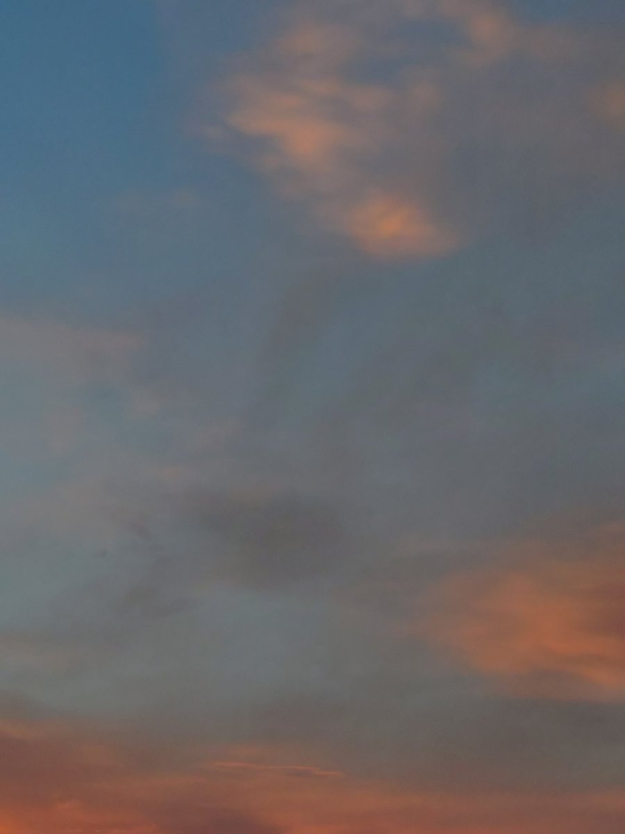 amyh2156's tweet photo. 夕方の空がきれいだった https://t.co/RkvYqycxjF
