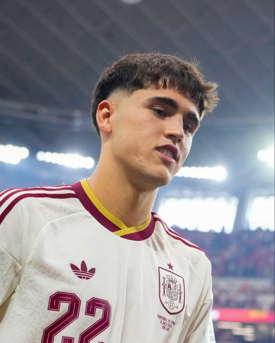 aguanta_jo's tweet photo. 🚨 PAU CUBARSI NO LE TEME A MBAPPE 🚨

El defensor Pau Cubarsí habló sobre el gran duelo que tendrá con Kylian Mbappé en las semifinales. El central fue claro y aseguró que no le asusta el reto de marcarlo, aunque reconoció la enorme peligrosidad del atacante francés. "Todo el mundo conoce sus cualidades. Incluso si no está involucrado en el partido, puede cambiar el juego con una acción rápida", afirmó el joven zaguero en la previa del esperado encuentro.

#PauCubarsi #KylianMbappe #Espana #Francia #Mundial2026 #Futbol