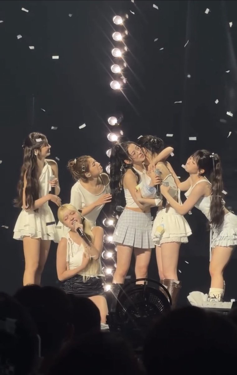 500woni's tweet photo. NMIXX RECREATED THE LILY MEME 😭 NOT HAELY HIGH FIVING AND SAYING “WE MADE MEME” AFTER LMAOOO https://t.co/9QtdAbYBvw