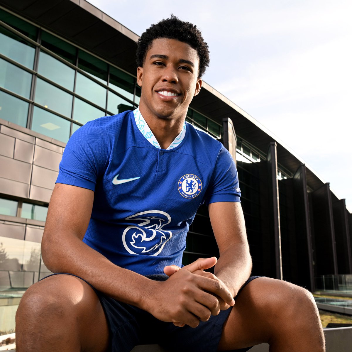 aguanta_jo's tweet photo. 🚨 OFICIAL: ANDREY SANTOS AL MANCHESTER UNITED 🚨

Hay nuevo refuerzo brasileño para el mediocampo de los Diablos Rojos. Andrey Santos deja el Chelsea y se convierte de manera oficial en nuevo jugador del Manchester United. El conjunto de Old Trafford desembolsó 50 millones de libras para concretar el traspaso definitivo del joven talento.

#AndreySantos #ManchesterUnited #Chelsea #Fichajes #MercadoDeFichajes #PremierLeague #Futbol