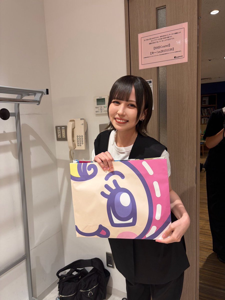 SOMO2_kotoko's tweet photo. ワンマンのエンディングで2階席いじったら卒業したメンバーだった😂🫶🏻
アオネ元気で嬉しかったよー！最近はシールの情報ももらってる！笑 https://t.co/NcZYVtytYQ