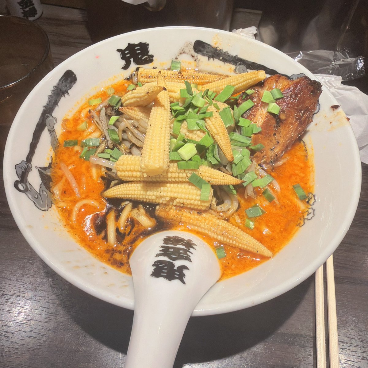 youta_76's tweet photo. 二人とラーメンが年1行事みたいになってる。七夕みたい🎋織姫(ななちゃん)と彦星(つおちゃん)と私(？)
ここからしか得られない栄養がある。🍜 https://t.co/5k9mqWKLo3