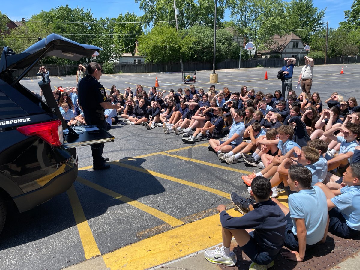 SJS_Bulldogs's tweet photo. Our SJS middle schoolers wrapped up the school year with a great drone presentation from Officer Clarke of the Arlington Heights Police Department! Students learned how drones are used in law enforcement and the technology behind them. Thank you for an engaging experience! https://t.co/w8nn8lIfWA