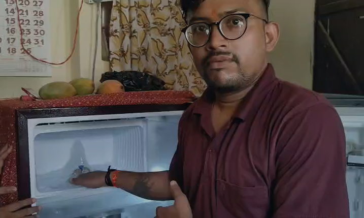 bstvlive's tweet photo. आगरा

➡️फ्रिज में बर्फ से बनी शिवलिंग जैसी आकृति
➡️आकृति देखने उमड़ी श्रद्धालुओं की भीड़
➡️लोगों ने शुरू की पूजा-अर्चना और जलाभिषेक
➡️हर-हर महादेव के जयकारों से गूंजा इलाका
➡️अमरनाथ शिवलिंग से जोड़कर हो रही चर्चा
➡️कई लोग इसे शिव का चमत्कार मान रहे
➡️कुछ लोग इसे प्राकृतिक बर्फ की आकृति बता रहे
➡️आस्था और विज्ञान दोनों नजरियों से चर्चा
➡️फ्रिज में बनी आकृति बनी आकर्षण का केंद्र
➡️खेरिया मोड़ नगला भुजा क्षेत्र का मामला

#Agra #UttarPradesh #Mahadev