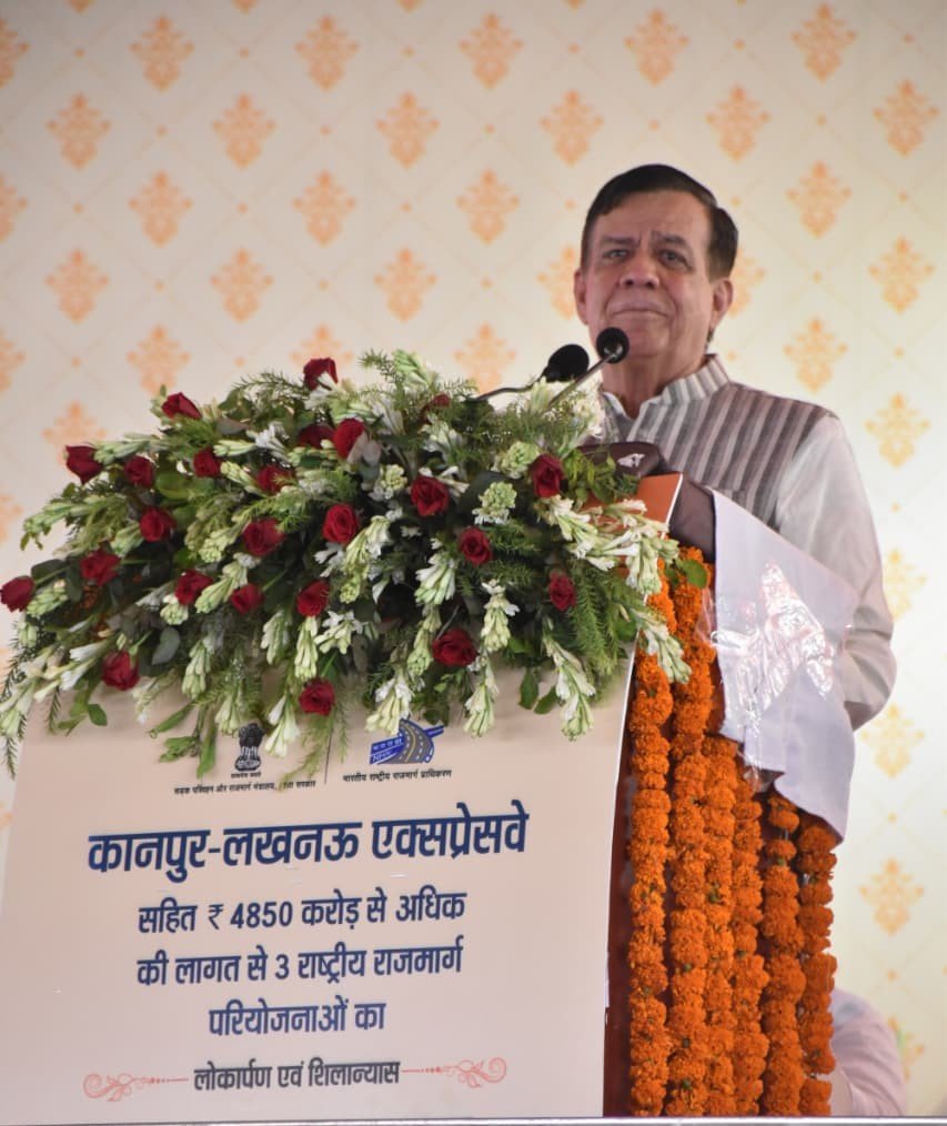 Satishmahanaup's tweet photo. आज कानपुर-लखनऊ एक्सप्रेस-वे, हरदोई-लखनऊ राष्ट्रीय राजमार्ग के लोकार्पण एवं इंजीनियरिंग कॉलेज फ्लाईओवर के शिलान्यास कार्यक्रम में सम्मिलित हुआ। ₹4,850 करोड़ से अधिक लागत की इन महत्वपूर्ण परियोजनाओं से उत्तर प्रदेश में आधुनिक सड़क नेटवर्क को मजबूती मिलेगी और सुगम, सुरक्षित एवं तेज आवागमन के साथ औद्योगिक विकास, व्यापार एवं निवेश को नई गति प्राप्त होगी। 

इस अवसर पर माननीय केंद्रीय रक्षा मंत्री श्री @rajnathsingh जी, माननीय मुख्यमंत्री श्री @myogiadityanath जी, माननीय केंद्रीय सड़क परिवहन एवं राजमार्ग मंत्री श्री @nitin_gadkari जी, माननीय उपमुख्यमंत्री श्री @kpmaurya1 जी, माननीय उपमुख्यमंत्री श्री @brajeshpathakup जी एवं अन्य गणमान्यजन उपस्थित रहे।