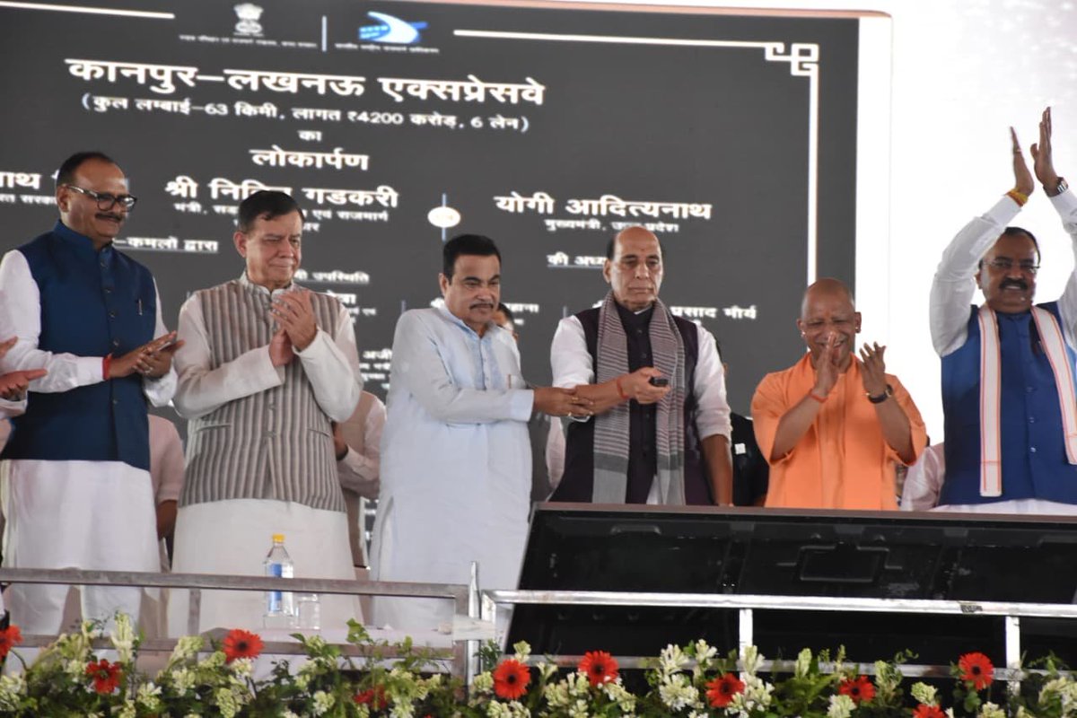 Satishmahanaup's tweet photo. आज कानपुर-लखनऊ एक्सप्रेस-वे, हरदोई-लखनऊ राष्ट्रीय राजमार्ग के लोकार्पण एवं इंजीनियरिंग कॉलेज फ्लाईओवर के शिलान्यास कार्यक्रम में सम्मिलित हुआ। ₹4,850 करोड़ से अधिक लागत की इन महत्वपूर्ण परियोजनाओं से उत्तर प्रदेश में आधुनिक सड़क नेटवर्क को मजबूती मिलेगी और सुगम, सुरक्षित एवं तेज आवागमन के साथ औद्योगिक विकास, व्यापार एवं निवेश को नई गति प्राप्त होगी। 

इस अवसर पर माननीय केंद्रीय रक्षा मंत्री श्री @rajnathsingh जी, माननीय मुख्यमंत्री श्री @myogiadityanath जी, माननीय केंद्रीय सड़क परिवहन एवं राजमार्ग मंत्री श्री @nitin_gadkari जी, माननीय उपमुख्यमंत्री श्री @kpmaurya1 जी, माननीय उपमुख्यमंत्री श्री @brajeshpathakup जी एवं अन्य गणमान्यजन उपस्थित रहे।