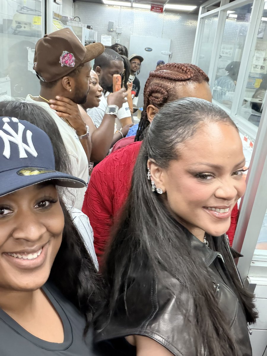 8o8heartbreaks's tweet photo. Rihanna 😩🙌🏾 https://t.co/kPe3qnpSrN