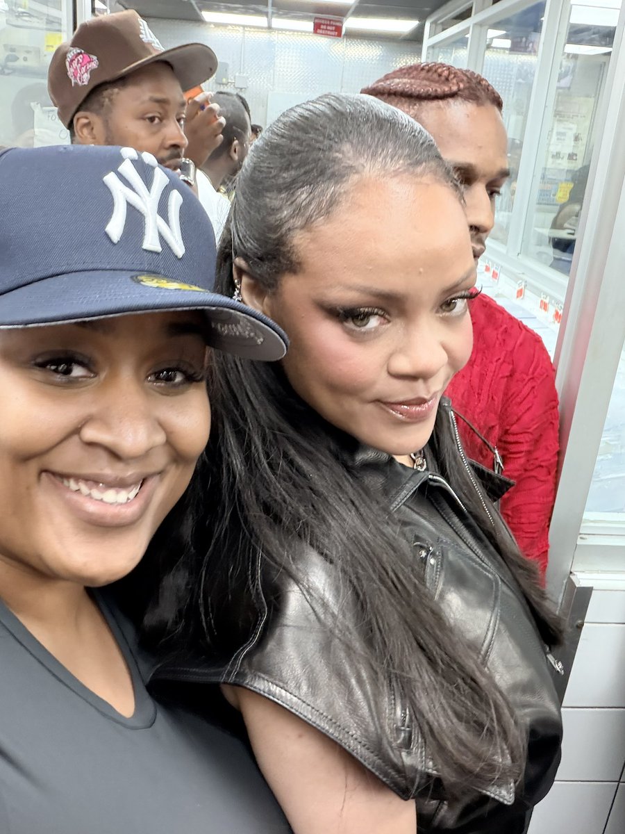 8o8heartbreaks's tweet photo. Rihanna 😩🙌🏾 https://t.co/kPe3qnpSrN