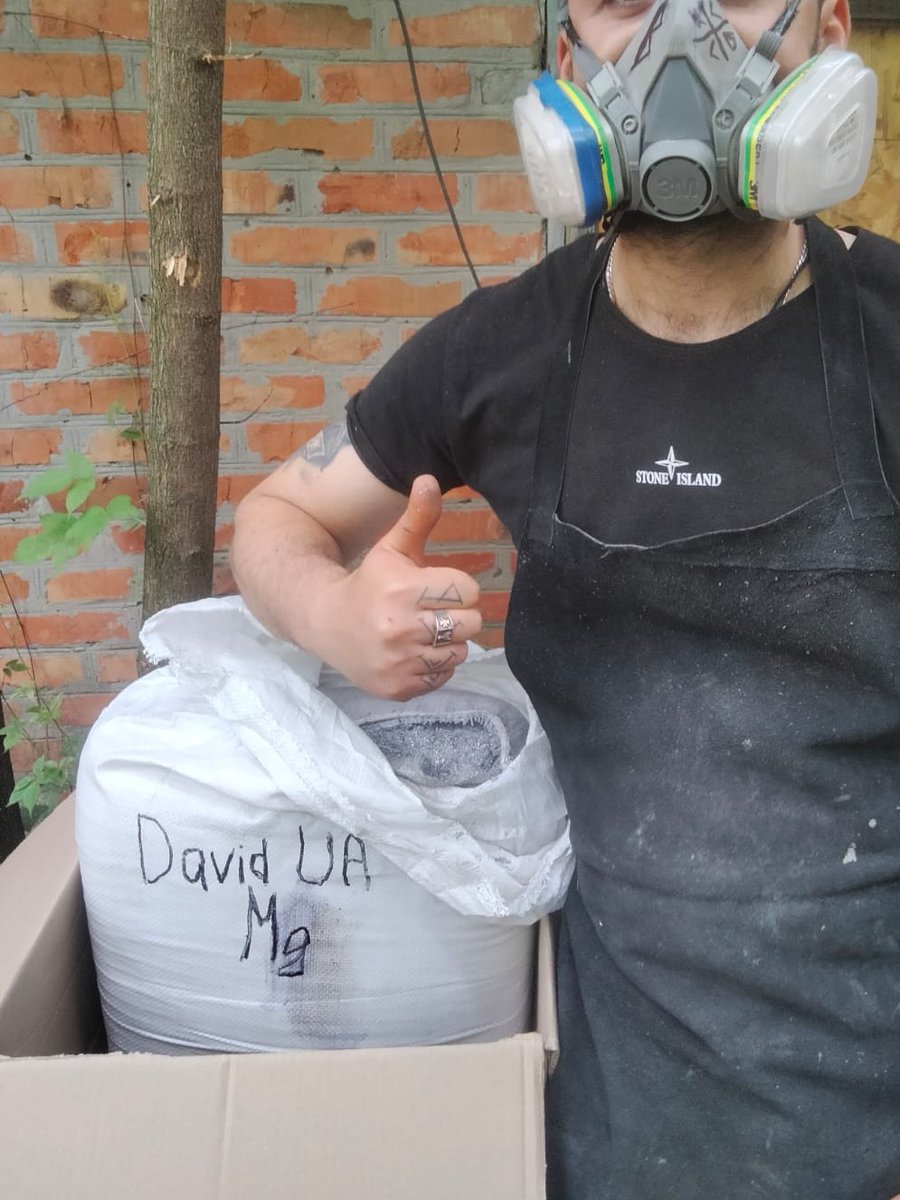 Hannuska2109's tweet photo. Igor in the packing plant is new to this thank you lark and with Yuri being on annual leave feed back is not as good
This is 30 kg of Magnesium filings we sent last week.   
Appears small to me, but I know nothing about its density
Absolutely no idea what is written on card 😀

A huge thank you to everyone