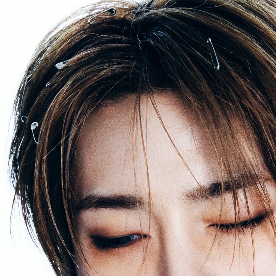 love4yji's tweet photo. the safety pins on jeongin’s hair? ONE EYE OF EACH COLOR ?! https://t.co/9ea7IWTpL2