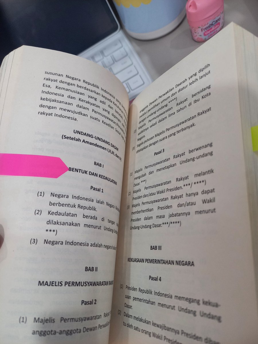 sidebyanya's tweet photo. day 10 locked in, 13/07/2026 

yap, hari-hari baca uud amandemen smpe pusing. but todayyy aku lumayan banyak ngerjain soal, yeahh yippiee mood aku mulai membaik tapi suddenly nyeri pinggang bcs of red day padahal ini udh hari ke sekian period huhuhuu ☹️💔 https://t.co/tcjhJgpIpi