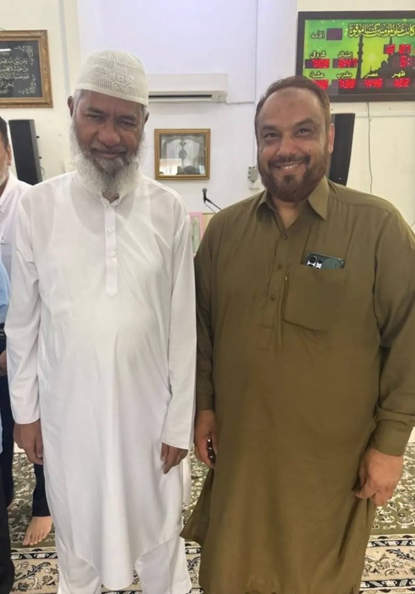 shigeyuki696's tweet photo. 行徳モスクなど国内12ヶ所のモスクの運営するIslamic Circle of Japan(ICOJ)の代表者がマレーシアで、"尊敬するザキルナイク博士"と面会したとFBに投稿。
ザキルナイクは「レイプされ殺害されても女のせい」「911は米の自作自演」「未来の仏陀はムハンマド」などのトンデモ発言で知られ、母国インドから今現在も「国家安全保障上の重大な脅威」として指名手配されている。