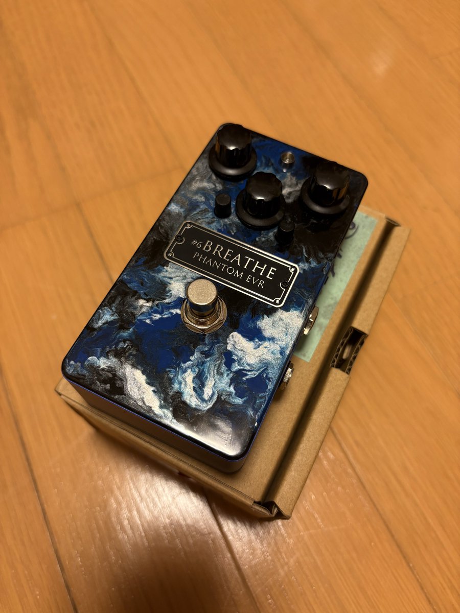 037lish's tweet photo. そういう訳でPhantom EVRのBreatheを買いました。本当は赤が一番好きな色なのに、青色のエフェクターがいっぱい増えていく。 https://t.co/MxsHhXNmPy
