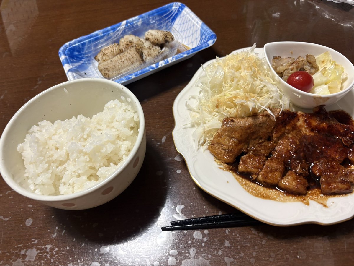 09Tk0315's tweet photo. 今日パンしか食べてない中の晩御飯これで最高か？？？ https://t.co/r9i0AQ9Si1