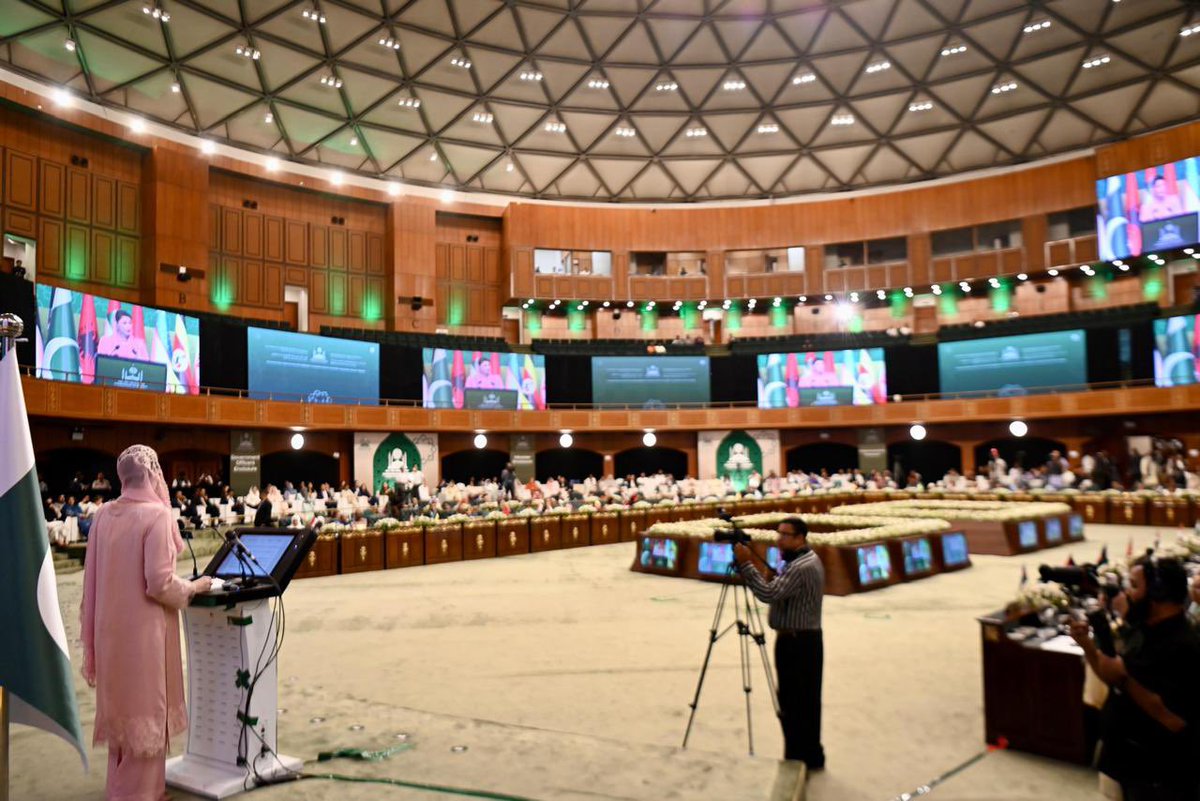 SaniaaAshiq's tweet photo. At the OIC conference, Chief Minister Punjab Maryam Nawaz stood as Pakistan's testament to the world, proof that Pakistani women are second to none. Ready to lead. Ready to rise to any challenge. https://t.co/arbSdMTm4t