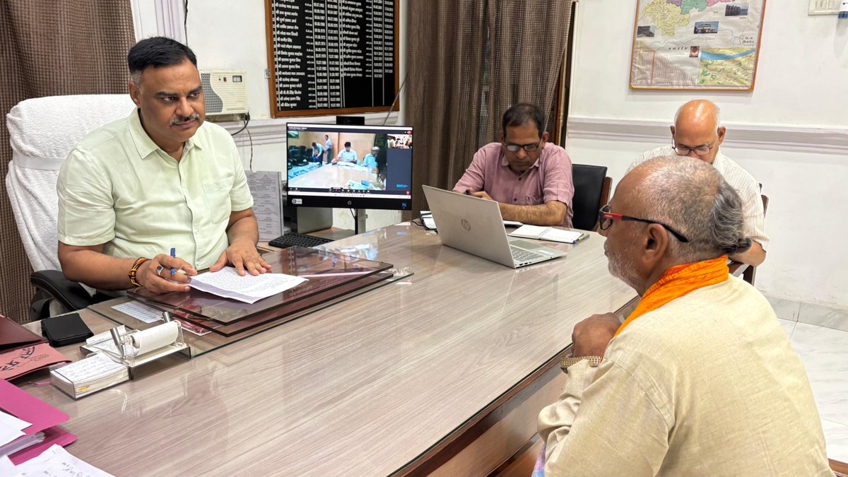DM_MIRZAPUR's tweet photo. कलेक्ट्रेट जनता दर्शन में जिलाधिकारी पवन कुमार गंगवार ने सुनी जनसमस्याएं। सम्बंधित अधिकारियों को ससमय व संतुष्टि पूर्ण निस्तारण के दिए निर्देश।
@CMOfficeUP @ChiefSecyUP @InfoDeptUP https://t.co/nCLQByKMWM