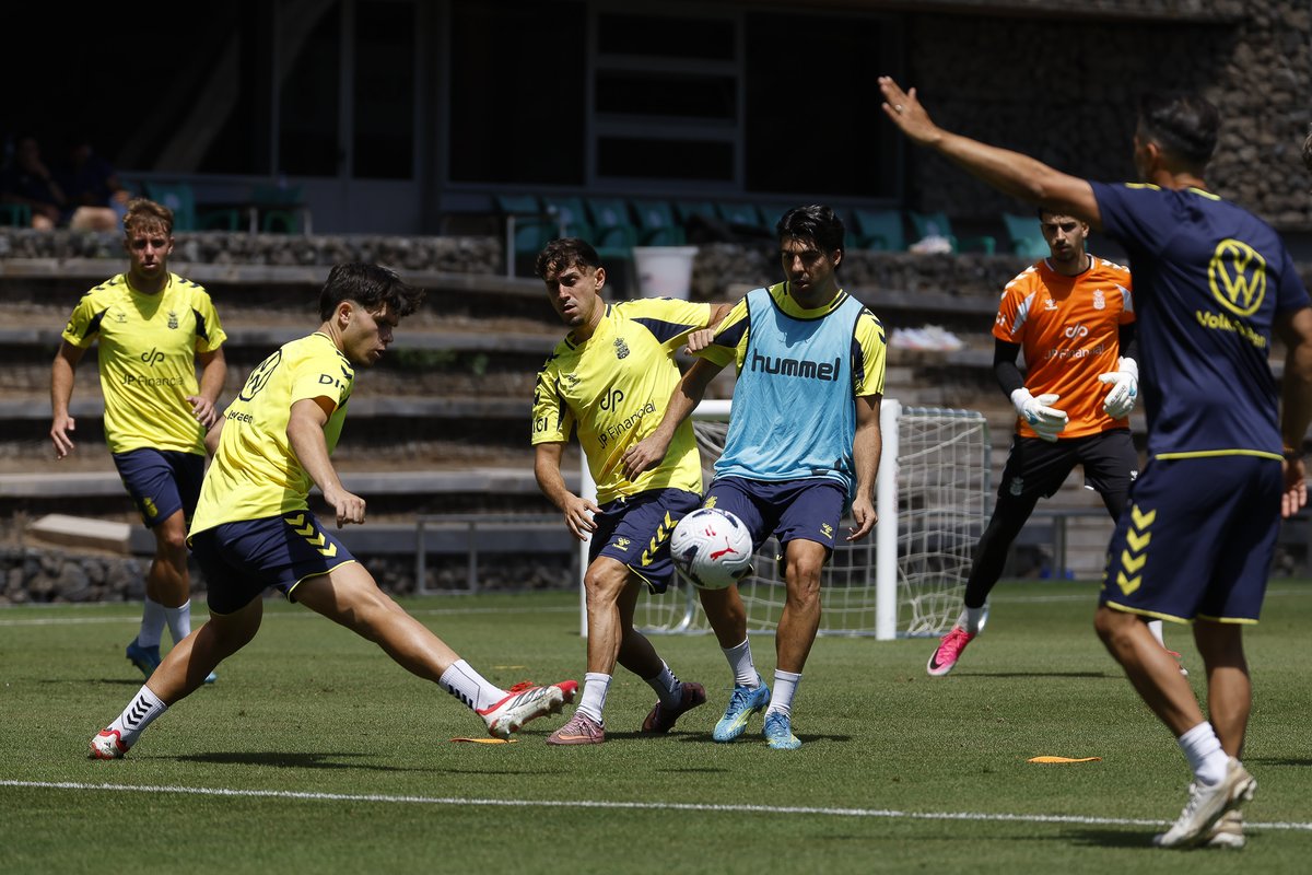 UDLP_Oficial's tweet photo. 🔙 ¡Estamos de vuelta! 💛💙

#SienteLaUnión #PretemporadaUD #LaUniónHaceLasPalmas https://t.co/ELODW2H4HZ