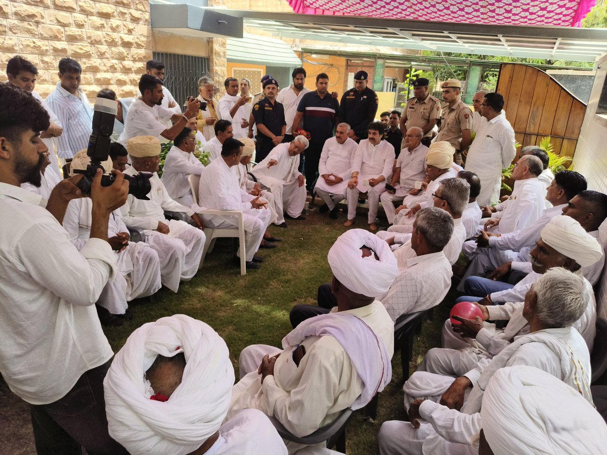 bishnoikuldeep's tweet photo. 2. आज जोधपुर जिले में आयोजित विभिन्न सामाजिक कार्यक्रमों में भाई रणधीर पनिहार के साथ शामिल होकर समाज के प्रबुद्ध एवं सम्मानित साथियों से आत्मीय मुलाकात करने का सौभाग्य प्राप्त हुआ।
पूर्व विधायक आदरणीय श्री मलखान बिश्नोई जी एवं श्री परसराम बिश्नोई जी के आवास पर जलपान के दौरान आत्मीय चर्चा हुई। इसके पश्चात ओसिया में आदरणीय श्री नारायण डाबड़ी जी के निवास पर बड़ी संख्या में समाज के बुद्धिजीवियों, वरिष्ठजनों एवं युवाओं से स्नेहपूर्ण संवाद हुआ।
इस अवसर पर फलोदी के लोकप्रिय विधायक एवं ओजस्वी वक्ता श्री पब्बाराम बिश्नोई जी, पूर्व विधायक श्री हीरालाल जी, श्री पप्पूराम डारा जी, राजपूत समाज के वरिष्ठ नेता पूर्व मंत्री श्री शंभूसिंह खेतासर जी सहित अनेक सम्मानित गणमान्यजनों से आत्मीय भेंट कर समाज की एकता, संगठन और भविष्य से जुड़े विभिन्न विषयों पर सार्थक विचार-विमर्श हुआ।
आप सभी का स्नेह, सम्मान और अपनापन मेरे लिए अमूल्य है। यही विश्वास और आशीर्वाद समाज की सेवा के लिए निरंतर प्रेरणा देता है। हम सब मिलकर सामाजिक समरसता, एकता और जनसेवा के संकल्प को और अधिक मजबूत करेंगे।
आप सभी के प्रेम, विश्वास और आत्मीय स्वागत के लिए हृदय से धन्यवाद।🙏🏻