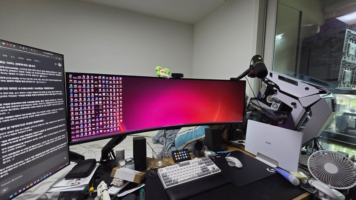 Director_ente's tweet photo. 직원들과 밤을 새우고, 가끔은 다투기도 하고, 끼니는 발열식 전투식량으로 때우면서... 
컴퓨터가 망가진 상황에서도 악착같이 해보겠다고 노트북 하나로 모든 업무를 처리하고... 
은행과 법무법인, 세무서, 변호사 사무실을 왔다갔다 하다가...

창작자분들이 커넥스페이스에서 마음 놓고 활동하실 수 있도록, 지금 전반적으로 다 뜯어고치고 있습니다.
조만간 좋은 소식으로 찾아뵙겠습니다.

늘 관심 가져주시는 모든 분들께 감사드립니다.
@connecspace 

늘 고생 많으신 우리 직원분들도 땡큐!
@Reiwodeu_keinix 
@Gogree_OBOS 
@hwibi179675