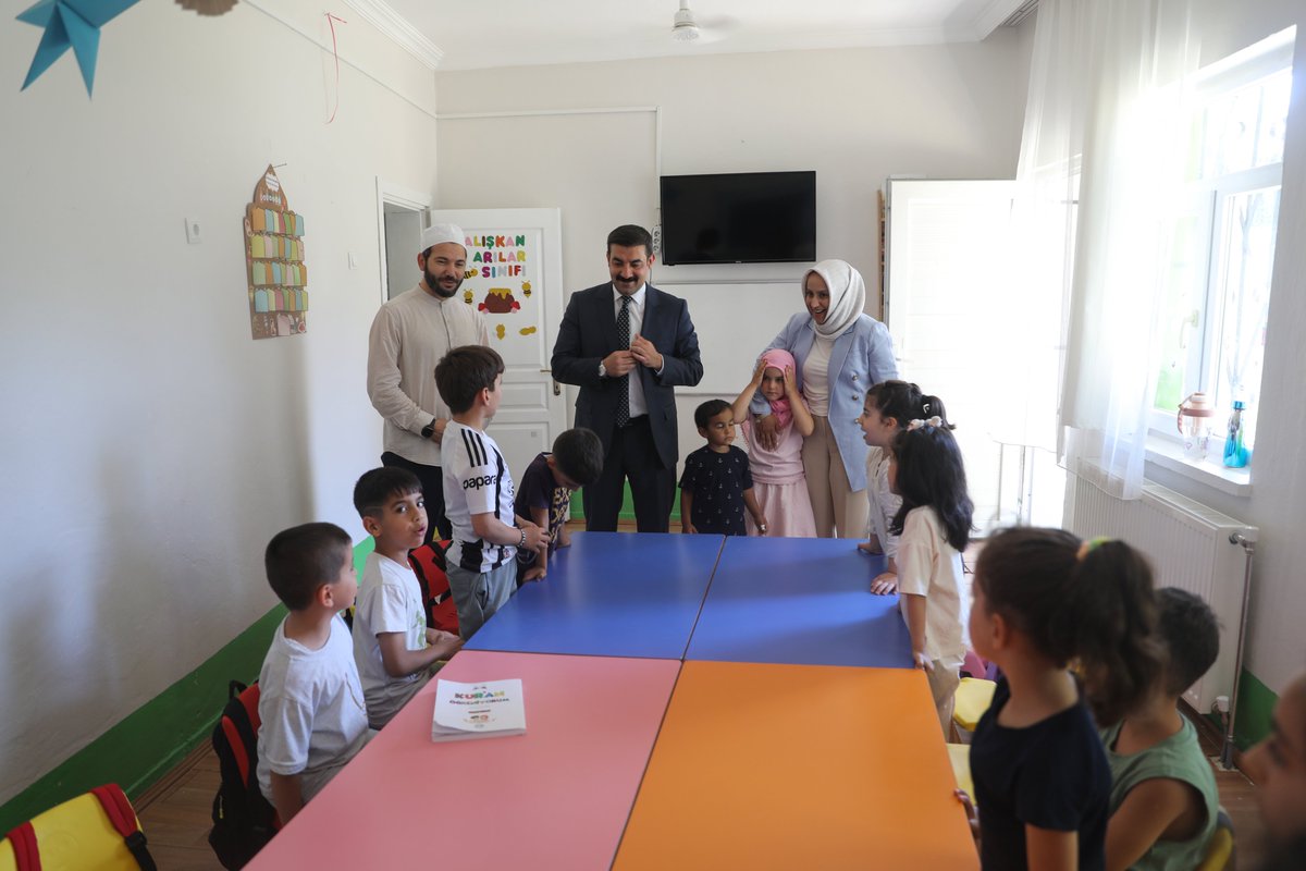 tcgenc_'s tweet photo. Kaymakamımız Muhammed Burak AKKÖZ ve eşi Cumhuriyet Savcısı Sümeyra AKKÖZ Hanımefendi, İlçe Müftülüğüne bağlı Hacı Fazile Keleş Kur’an Kursu’nu ziyaret etti.

Ziyaret sırasında İlçe Müftüsü Ferhat MAT tarafından kursta yürütülen eğitim faaliyetleri hakkında Kaymakam Muhammed Burak AKKÖZ’e bilgi verildi.

Sınıfları ziyaret ederek minik kursiyerlerle bir araya gelen Kaymakam AKKÖZ, öğrencilerle bir süre sohbet etti. Kursiyerlerin öğrendikleri duaları ve Kur’an-ı Kerim okumalarını dinleyen Kaymakamımız, gösterdikleri gayretten dolayı öğrencileri tebrik ederek başarılarının devamını diledi.

Ziyaret, kurs binasında yapılan incelemelerin ardından sona erdi.

@akkoz_burak