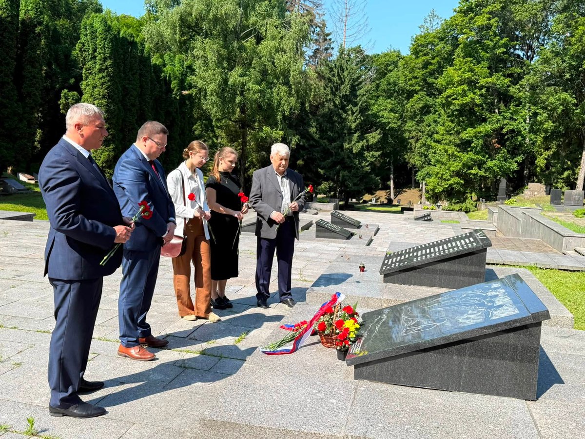 RusEmb_LT's tweet photo. О 82-ой годовщине освобождения Вильнюса: https://t.co/TMMm8OsJTb

#Победа81
#МыПомним https://t.co/neu62aI3iO