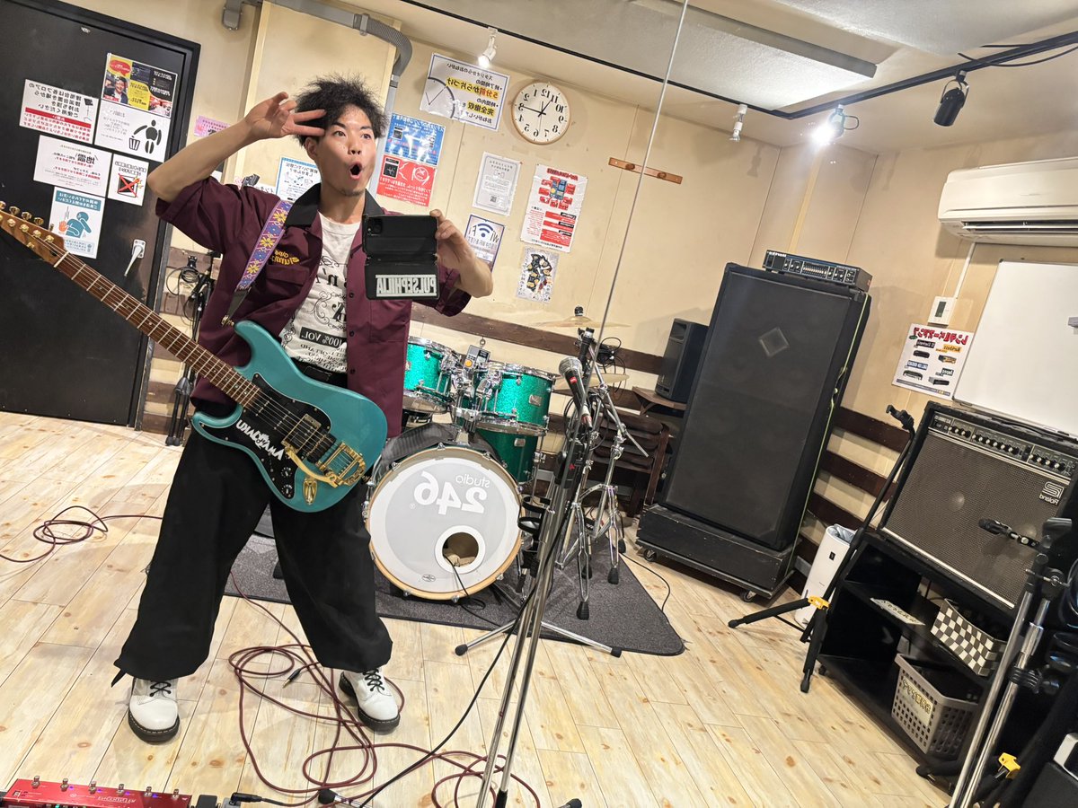 TexHaru's tweet photo. 昨日は京セラでセカオワ見てきました。
ANTI-HEROが10年前、眠り姫が14年前…
そりゃ歳とりますわな。
引き込まれましたね😌😌😌
しっかりシャツもゲットしてきました。
世界観のあるバンドが好きなので聖飢魔IIも行きたいんですがチケット秒殺でした🙃
そして本日も個人練でございます。
ファイヤー🔥 https://t.co/VmxqBVSgJG