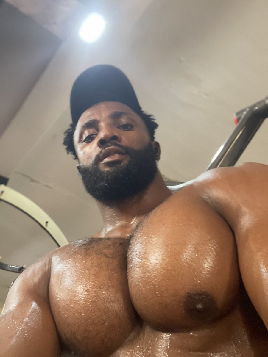 Jesseakir's tweet photo. Chest at it peak…what do you love about a big chest ? https://t.co/oWGU7VFB0S