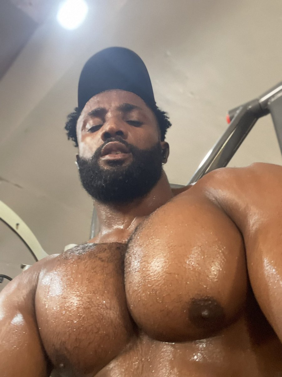 Jesseakir's tweet photo. Chest at it peak…what do you love about a big chest ? https://t.co/oWGU7VFB0S