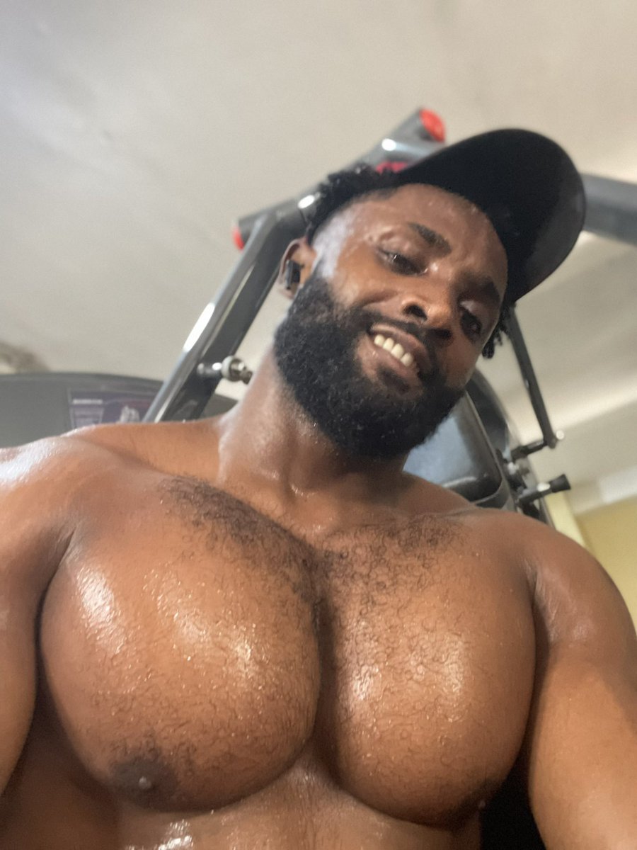 Jesseakir's tweet photo. Chest at it peak…what do you love about a big chest ? https://t.co/oWGU7VFB0S