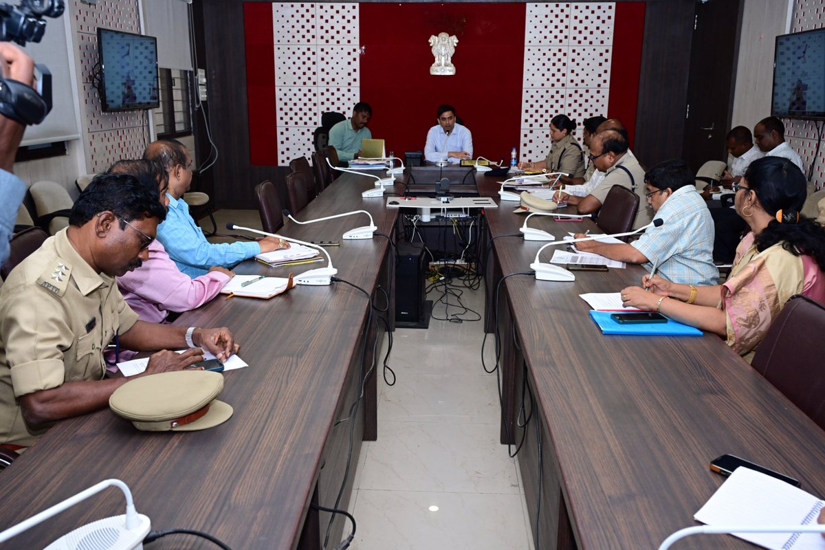 COLLECTORCTR25's tweet photo. మాదకద్రవ్యాల నియంత్రణకు సమన్వయంతో కట్టుదిట్టమైన చర్యలు చేపట్టాలి – జిల్లా కలెక్టర్ సుమిత్ కుమార్, ఐఏఎస్
చిత్తూరు, జూలై 13: జిల్లా సచివాలయంలో సోమవారం నిర్వహించిన జిల్లా మాదకద్రవ్యాల నియంత్రణ కమిటీ సమీక్ష సమావేశంలో జిల్లా కలెక్టర్ సుమిత్ కుమార్, ఐఏఎస్ అధ్యక్షత వహించారు.
ఈ సందర్భంగా కలెక్టర్ మాట్లాడుతూ జిల్లాలో మాదకద్రవ్యాల వినియోగం, అక్రమ రవాణాను అరికట్టేందుకు అన్ని శాఖలు సమన్వయంతో పనిచేయాలని అధికారులకు సూచించారు. యువతలో విస్తృత స్థాయిలో అవగాహన కార్యక్రమాలు నిర్వహించడంతో పాటు చట్టవిరుద్ధ కార్యకలాపాలపై నిరంతర నిఘా కొనసాగించాలని ఆదేశించారు.
సమావేశం అనంతరం "డ్రగ్స్ వద్దు బ్రో" అవగాహన పోస్టర్‌ను జిల్లా కలెక్టర్ సుమిత్ కుమార్, ఐఏఎస్ ఆవిష్కరించారు. ఈ సందర్భంగా మాదకద్రవ్యాలకు దూరంగా ఉండి ఆరోగ్యవంతమైన సమాజ నిర్మాణానికి ప్రతి ఒక్కరూ సహకరించాలని, యువత మాదకద్రవ్యాల బారిన పడకుండా అవగాహన కల్పించడం ప్రతి ఒక్కరి బాధ్యత అని ఆయన పేర్కొన్నారు.
సమావేశంలో సంబంధిత శాఖల అధికారులు పాల్గొని మాదకద్రవ్యాల నియంత్రణకు చేపడుతున్న చర్యలు, అవగాహన కార్యక్రమాలు మరియు భవిష్యత్ కార్యాచరణపై సమీక్షించారు.