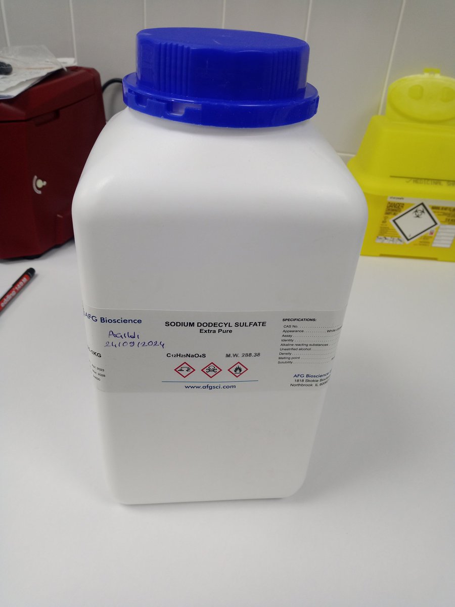 irisdesuka's tweet photo. Şu lanet tozu ölçerken puf diye dağıldı bir anda bütün lab teyze gözlemecisine döndü. Prizin içine kadar girmiş it. Solumayacakmışız, bir enfiye çukuruna döküp burnuma çekmediğim kaldı https://t.co/8gDRCEJPMF