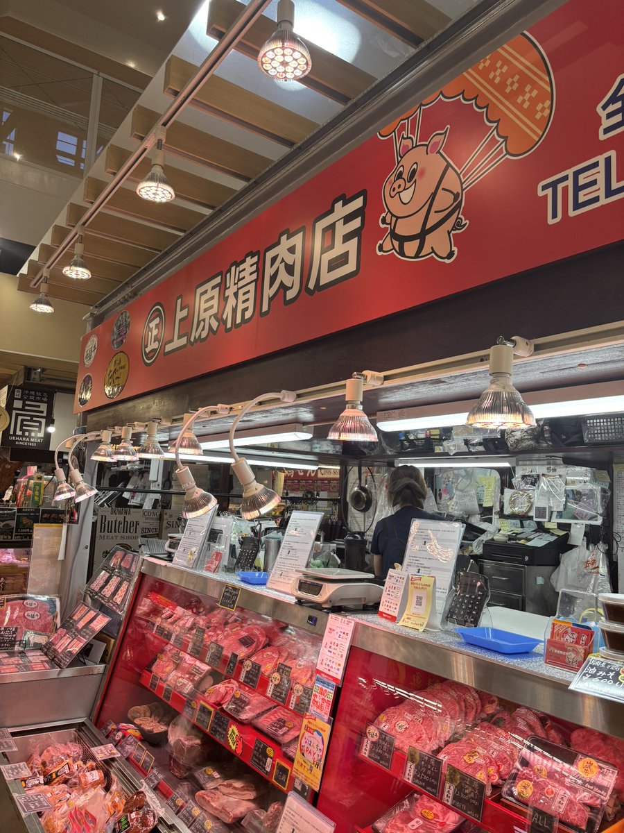 Eleonola1's tweet photo. Ankhからの公設市場（近く。）
沖縄お土産オススメは、市場一階【上原精肉店】のミミガーピーナッツ合えと、チラガー燻製、その右隣の店のピパーツ（ヒハチ・沖縄のコショウ？）
沖縄の友達に色々習った！

#沖縄ankh  #AnchSocial のトップスと、チェッカーブラッグのレギンス、赤いピンヒール。
#公設市場　#ちらがー　#ピパーツ
