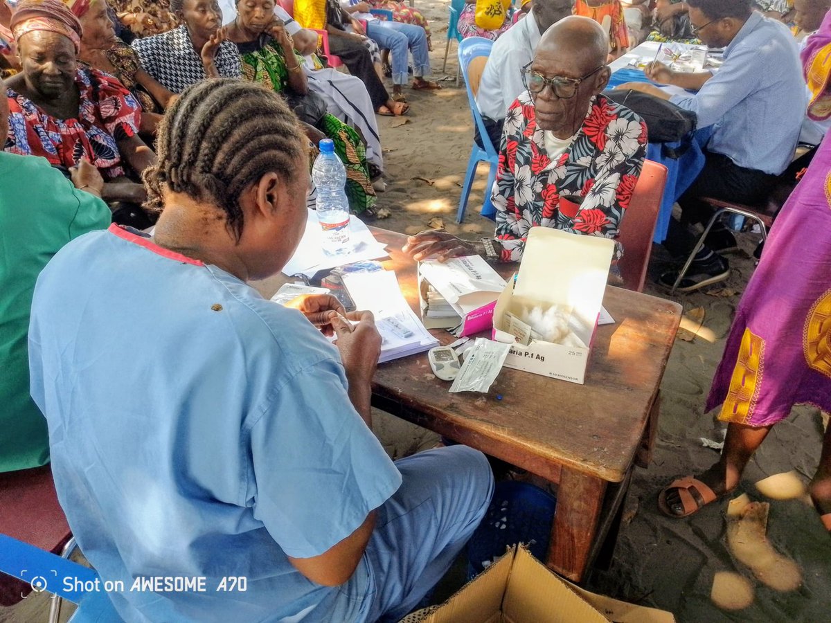RTVECC's tweet photo. ecclésiastiques.

Cette action vise à améliorer la prise en charge des maladies courantes, notamment l'hypertension et le diabète. Les bénéficiaires ont salué cette initiative et souhaitent sa pérennisation.

#CBFC #Santé #Kinshasa #Solidarité #Église https://t.co/UvcaZBkpxB