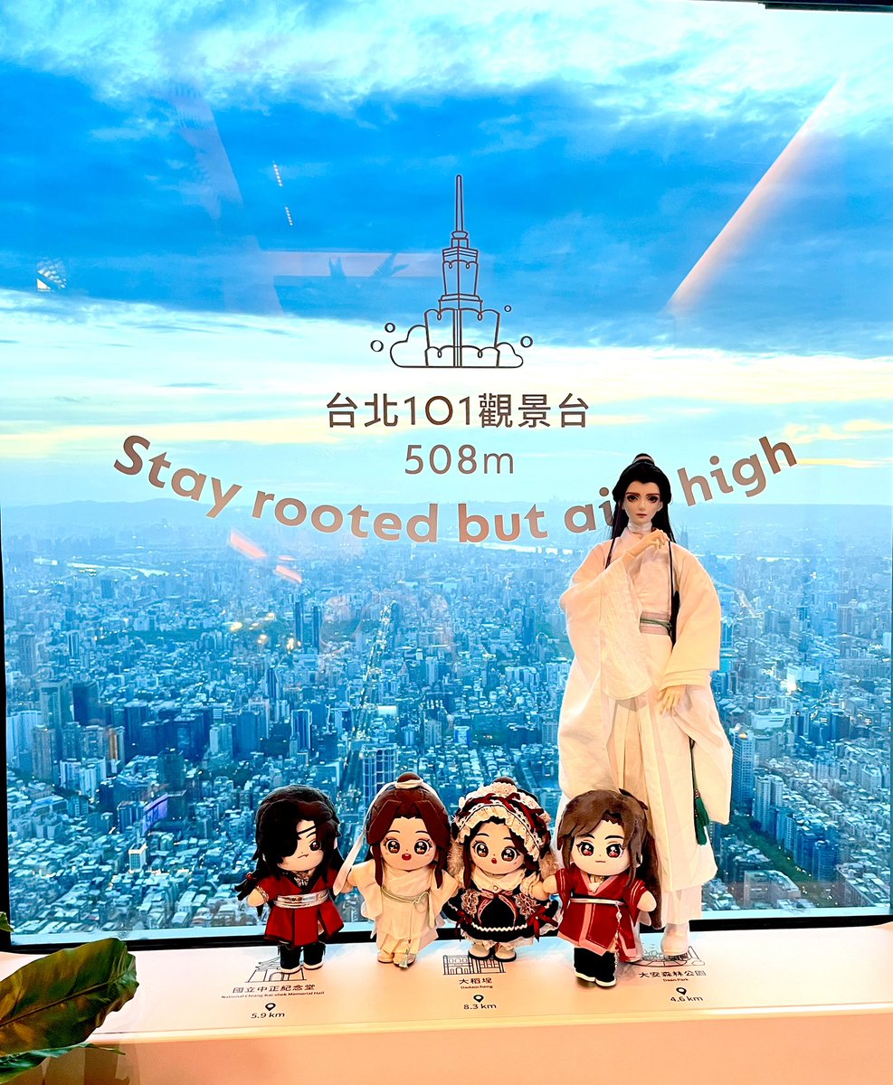 ab101327's tweet photo. 還帶謝憐、花城、三郎去了臺北101的101樓看夕陽🌇，吃下午茶☕️，剛好現在101樓有蕨蘭展的活動佈置🌿

#天官賜福 #天官赐福 #heavenofficialsblessing #tgcf #天官賜福アニメ
#謝憐 #謝怜 #xielian 
#花城 #huacheng https://t.co/SsUgFMnVdI