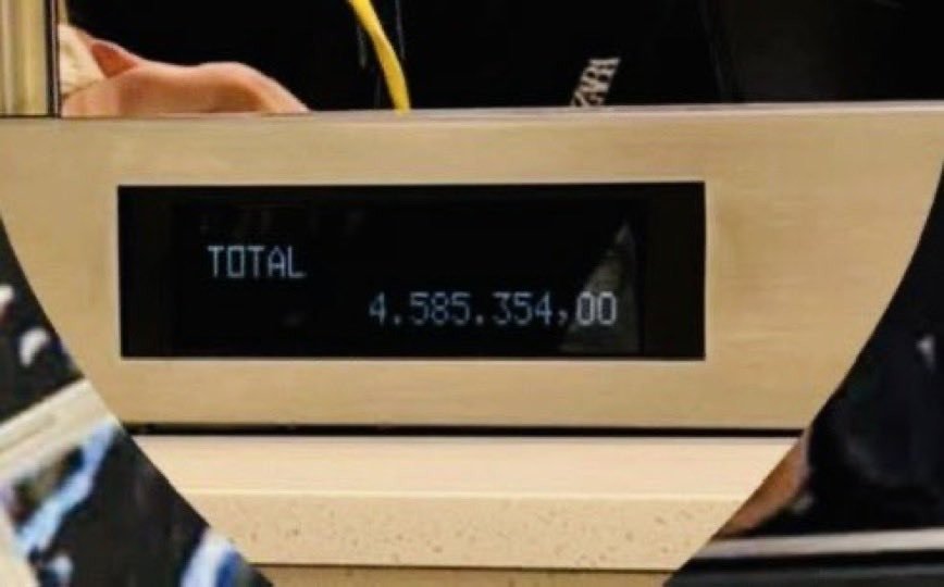 UlisesDavid__'s tweet photo. La China Suárez gastó 4 millones en una tienda Zara? ⚰️💀 https://t.co/KlJxgoW05K