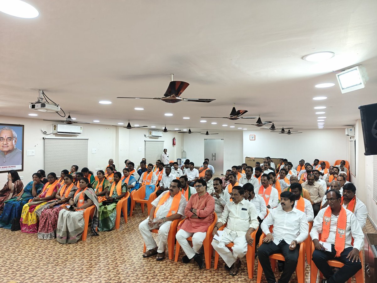 BJPMadhukarAP's tweet photo. ఈరోజు ఎన్టీఆర్  జిల్లా  పదాధికారుల సమావేశం లో పాల్గొనడం జరిగింది.ఈ సమావేశంలో సంస్థాగత విషయాలు,SIR  మరియు రాబోయే కార్యక్రమాలు గురుంచి చర్చించడం జరిగింది. https://t.co/irNf0Vc98k