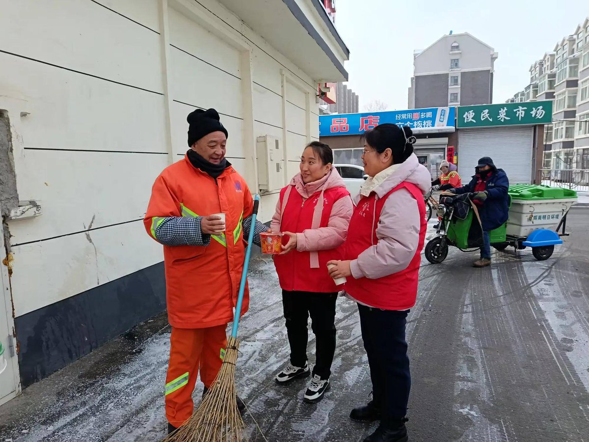 U3kCdWIzbn7rvhm's tweet photo. Spent the morning helping distribute hot meals and warm blankets to unhoused neighbors downtown—small acts add up to big warmth. Grateful for every kind soul who joined!， https://t.co/Mw8seslwPT