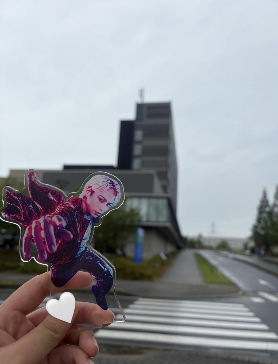 45p_imp's tweet photo. 昨日はマイトガイと一緒に推し活⚽️
これから地球のいろんなところに連れて行ってあげるからね！！
にしても天気悪いし映えなさすぎwwww
(でもむっちゃくちゃ楽しかった) https://t.co/yhEZqMkPzh