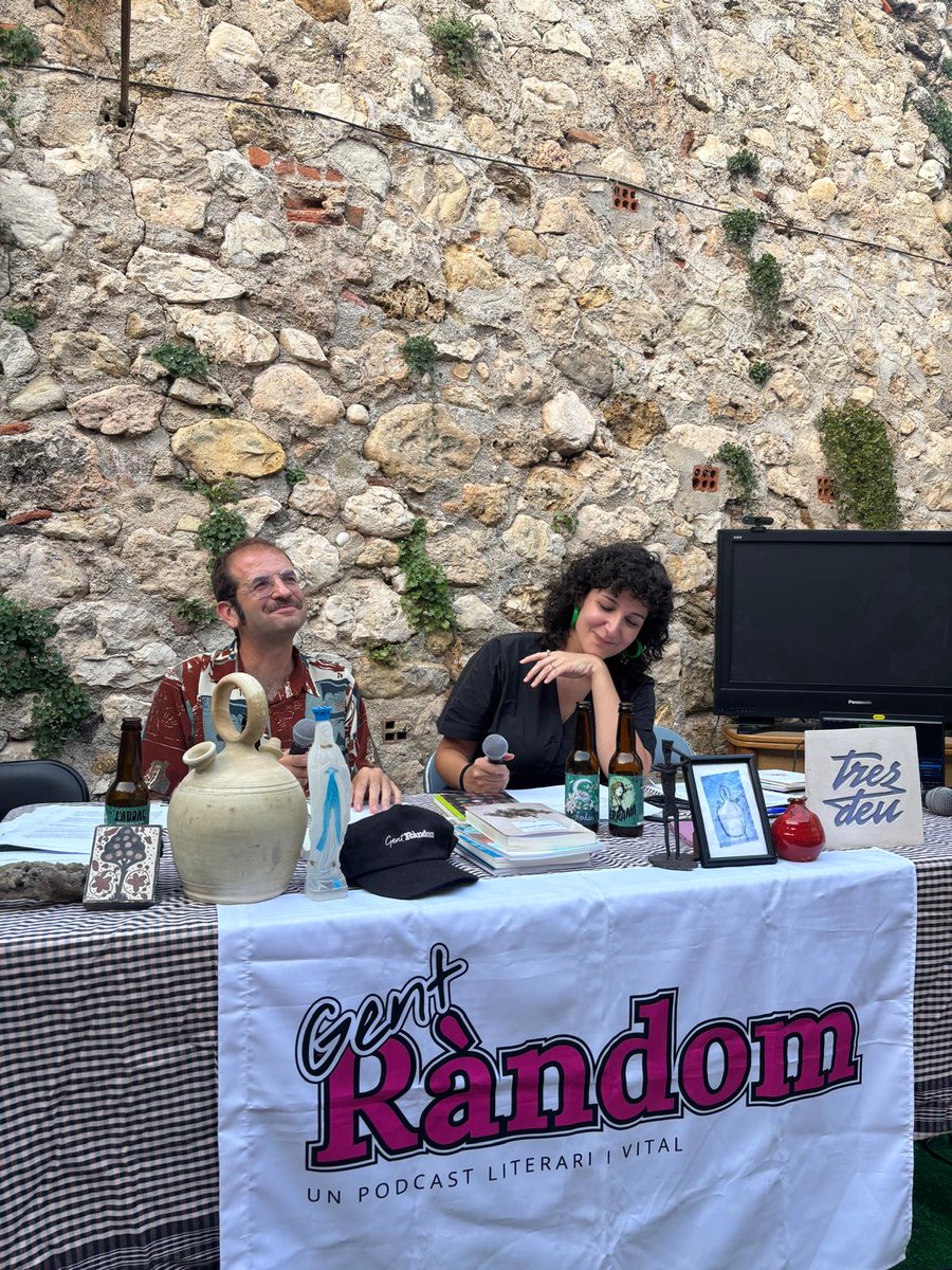 gentrandom's tweet photo. El programa fou gravat a la fresca, a poqueta nit, envoltades de gent estimada, al pati de la casa que serà el projecte pilot de la «Custòdia immobiliària» impulsada pel @CSafor90699 que pretén omplir les cases buides dels pobles, alhora que oferir lloguers assequibles. https://t.co/66818Nko0V