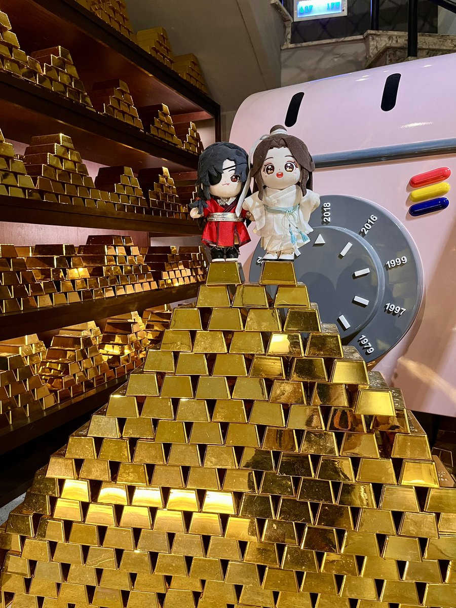 ab101327's tweet photo. 飯店選「天城文旅華山町」，剛好在華山文創的旁邊，天城文旅華山町以前是金庫，所以有很多假黃金可以拍照🤣，房間面紙盒是金磚造型，早餐捲是一枚金幣🪎

#天官賜福 #天官赐福 #heavenofficialsblessing #tgcf #天官賜福アニメ
#謝憐 #謝怜 #xielian 
#花城 #huacheng https://t.co/4YP1BehpS0