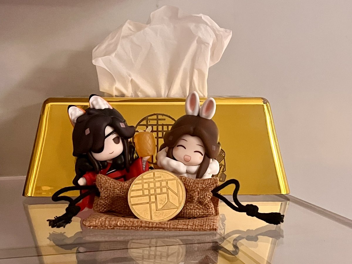 ab101327's tweet photo. 飯店選「天城文旅華山町」，剛好在華山文創的旁邊，天城文旅華山町以前是金庫，所以有很多假黃金可以拍照🤣，房間面紙盒是金磚造型，早餐捲是一枚金幣🪎

#天官賜福 #天官赐福 #heavenofficialsblessing #tgcf #天官賜福アニメ
#謝憐 #謝怜 #xielian 
#花城 #huacheng https://t.co/4YP1BehpS0