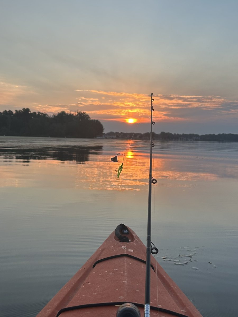 JohnBoelWAVE3's tweet photo. I try to stay off the lake chaos on weekends..
Monday mornings are a joy. https://t.co/NzLpUvQygP